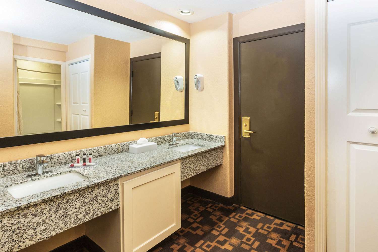 Days Inn and Suites by Wyndham Coralville Iowa City - photo 22