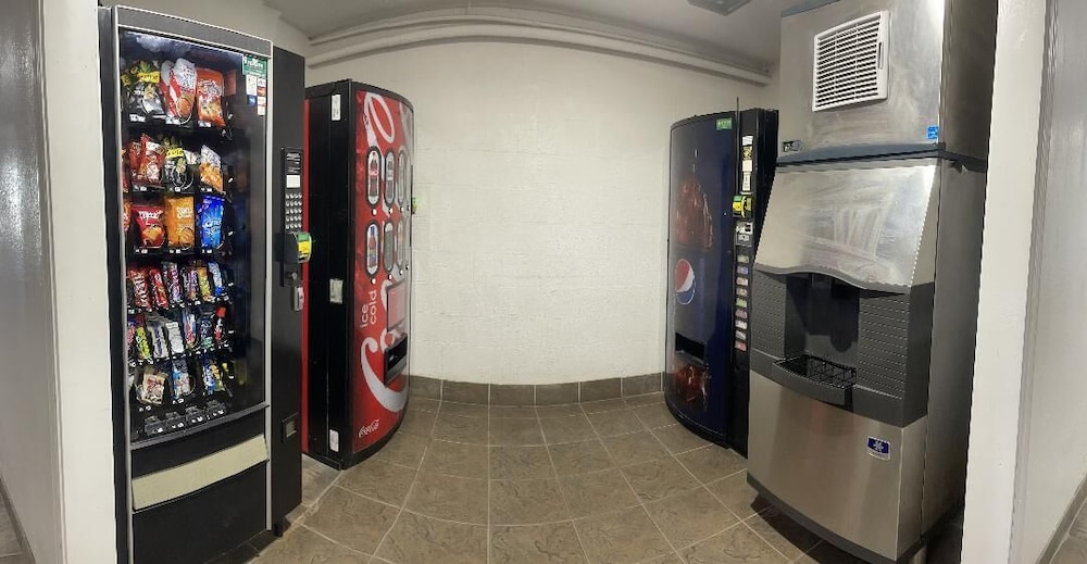 Regal 8 Inn & Suites - photo 24