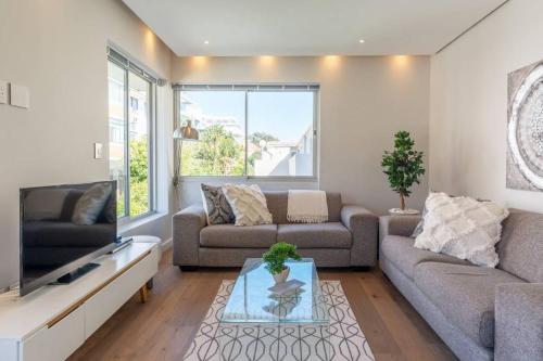 Bantry Bay 2 Bedroom Retreat with Mountain Views