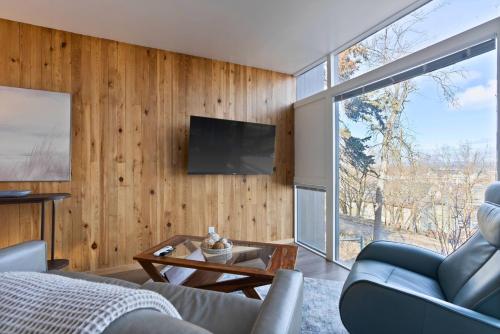 Midcentury Stay w Free Parking — 4-Star Luxury Hotel in Spokane, United States