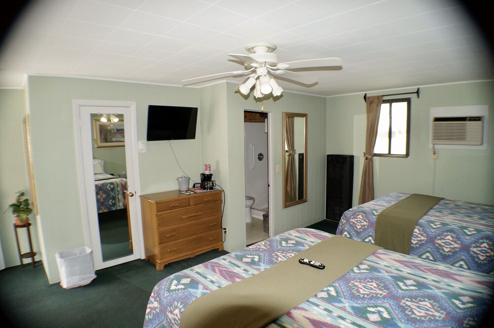 CedarWood Inn - photo 40