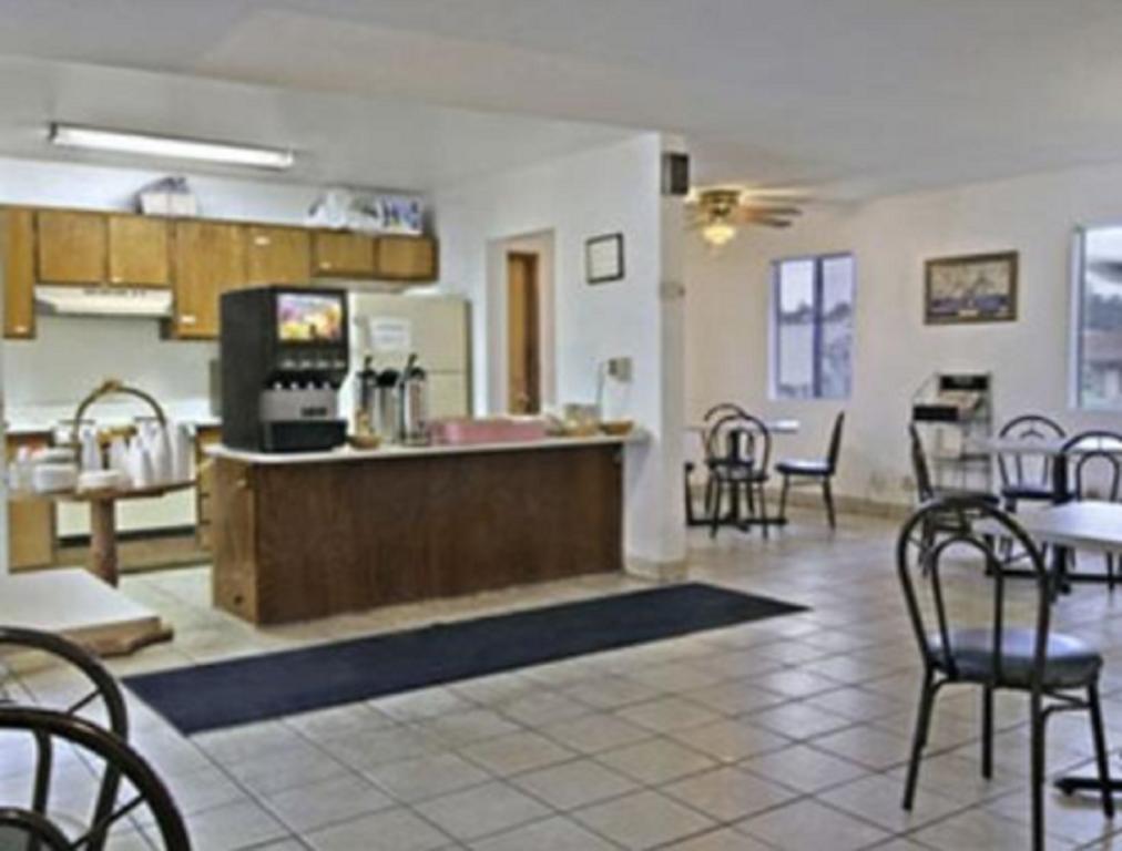 Howard Johnson Express Inn Redding - photo 18