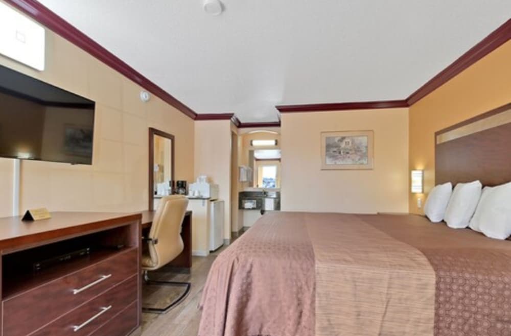 America's Deluxe Inn - photo 23