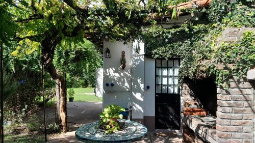 Casa de Huéspedes Muñiz sobre parque de 1000m2 1 dormitorio 20m2 cubiertos baño con ducha pileta cilíndrica de 3x076 — 4-Star Luxury Hotel in Bella Vista, Argentina