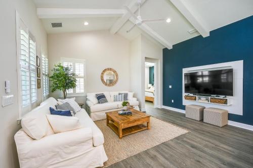 Naples Retreat with Community Perks 6 Mi to Beach in Naples, United States