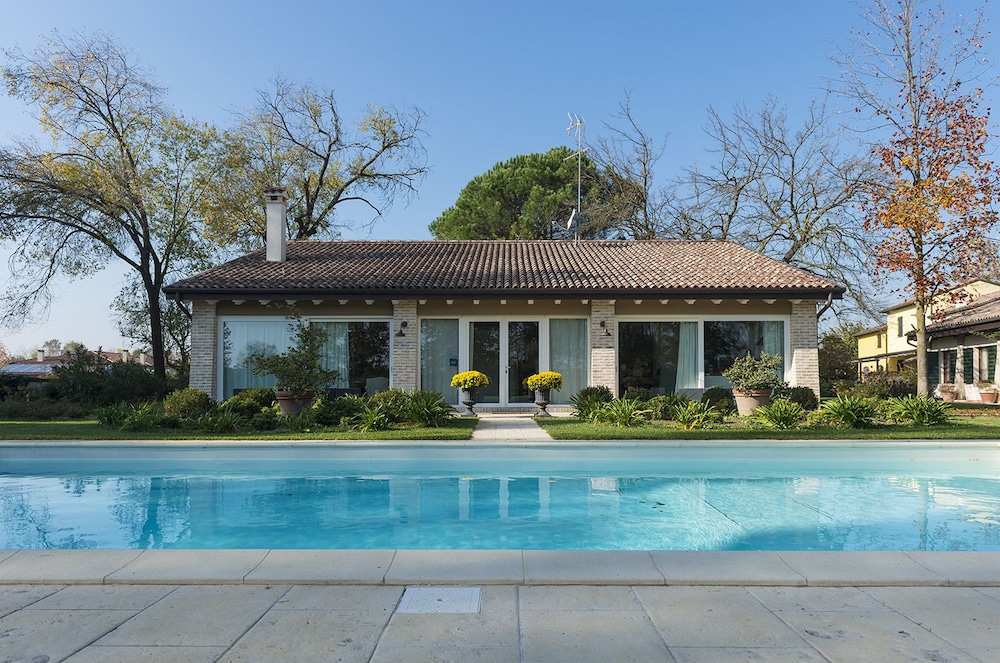A Casa di Delia Charming House — 4-Star Luxury Hotel in Silea, Italy