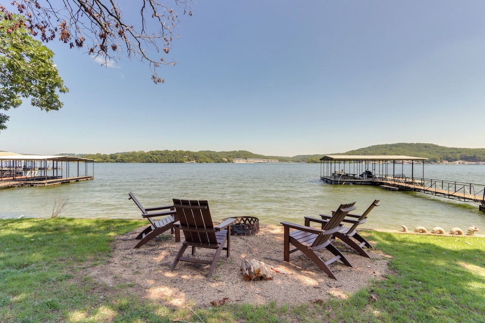 Dock & Hot Tub: Lakefront Camdenton Haven — hotel in Camdenton