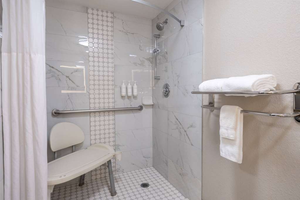 Days Inn & Suites by Wyndham Commerce - photo 22