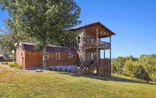 Fox Wood Cabin Hot Tub Mountain Views — 4-Star Luxury Hotel in Eureka Springs, United States