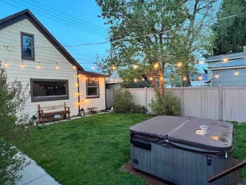 Bo's Queen Anne with Hot Tub and fenced backyard — hotel in Butte