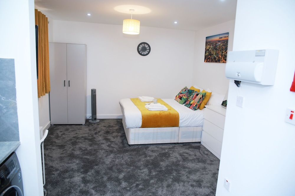 Apartment Sleeps 5 & Free Parking — 4-Star Luxury Hotel in Harrow, United Kingdom