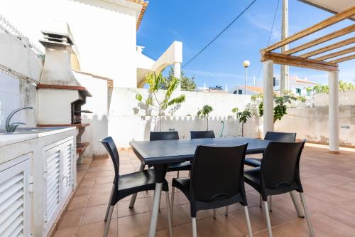 Villa Amarela by AlgarveManta — 4-Star Luxury Hotel in Manta Rota, Portugal