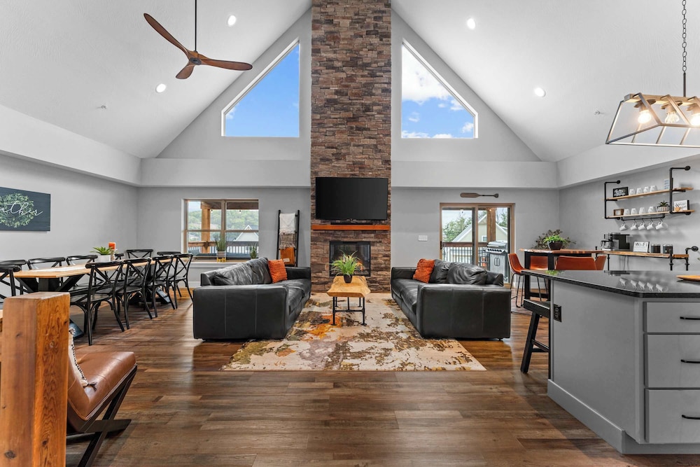 Green Wood Getaway for 18 in Hollister, United States