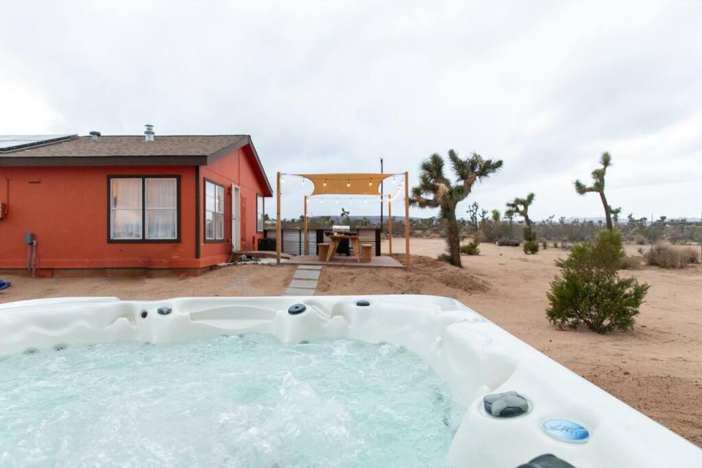 Hemingway House Pool Hot Tub Hammocks and Fire pit — 4-Star Luxury Hotel in Yucca Valley, United States