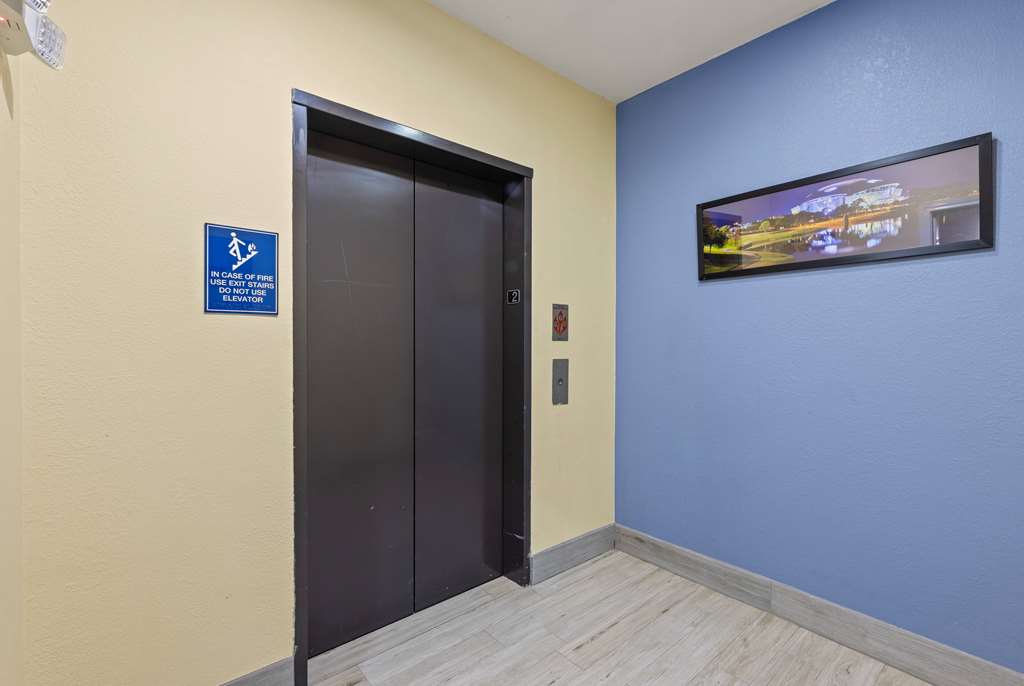 Days Inn & Suites by Wyndham Euless DFW Airport South - photo 61