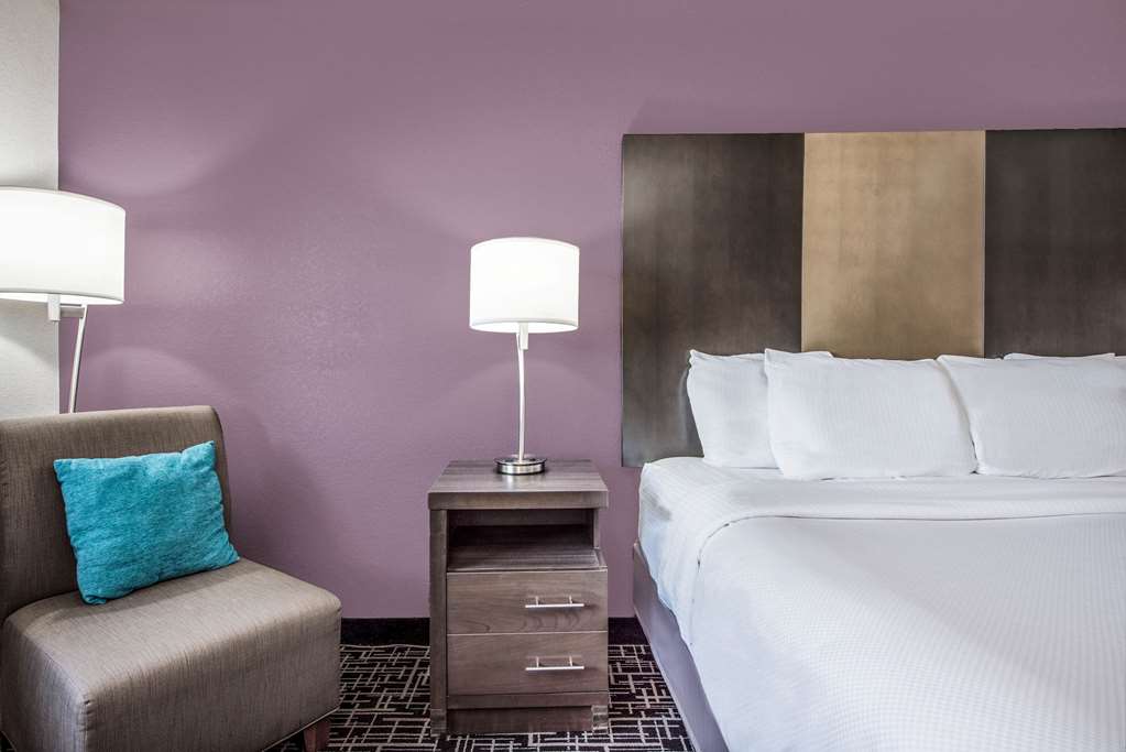 La Quinta Inn & Suites by Wyndham Fairborn Wright Patterson - photo 13