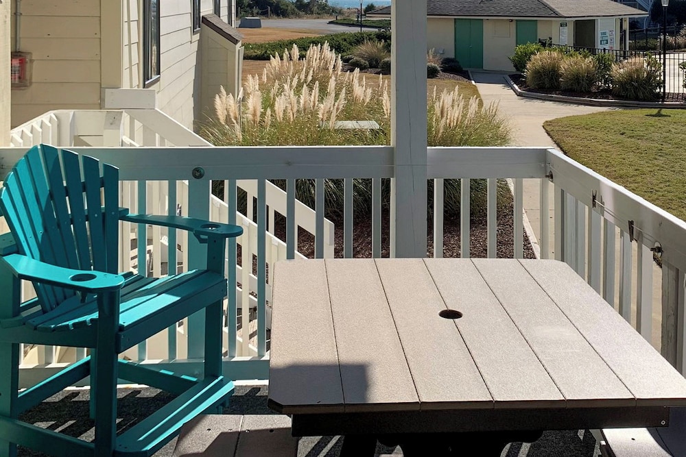 Emerald Isle Resort Style Condo Walk to Beaches - photo 6