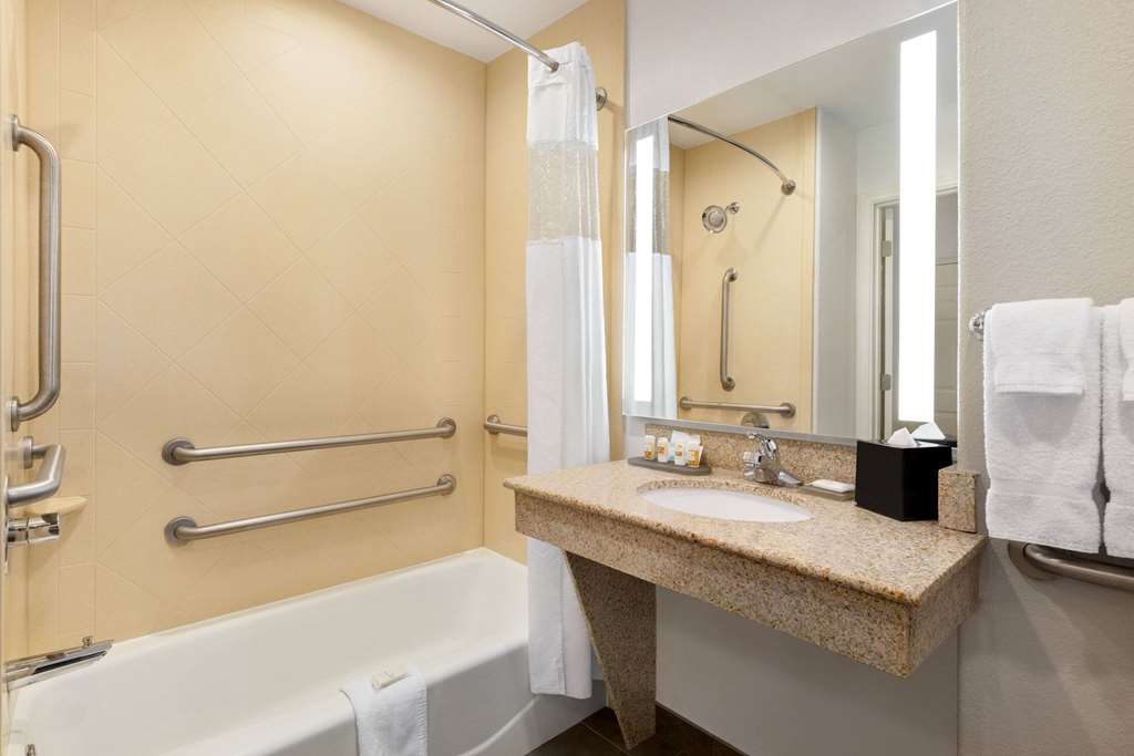 La Quinta Inn & Suites by Wyndham Port Arthur - photo 29