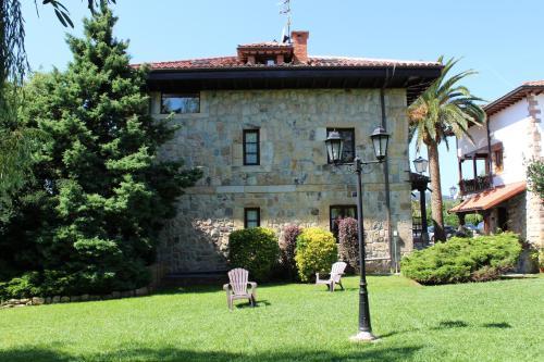 Apartamentos Los Hidalgos — 4-Star Luxury Hotel in Santillana, Spain