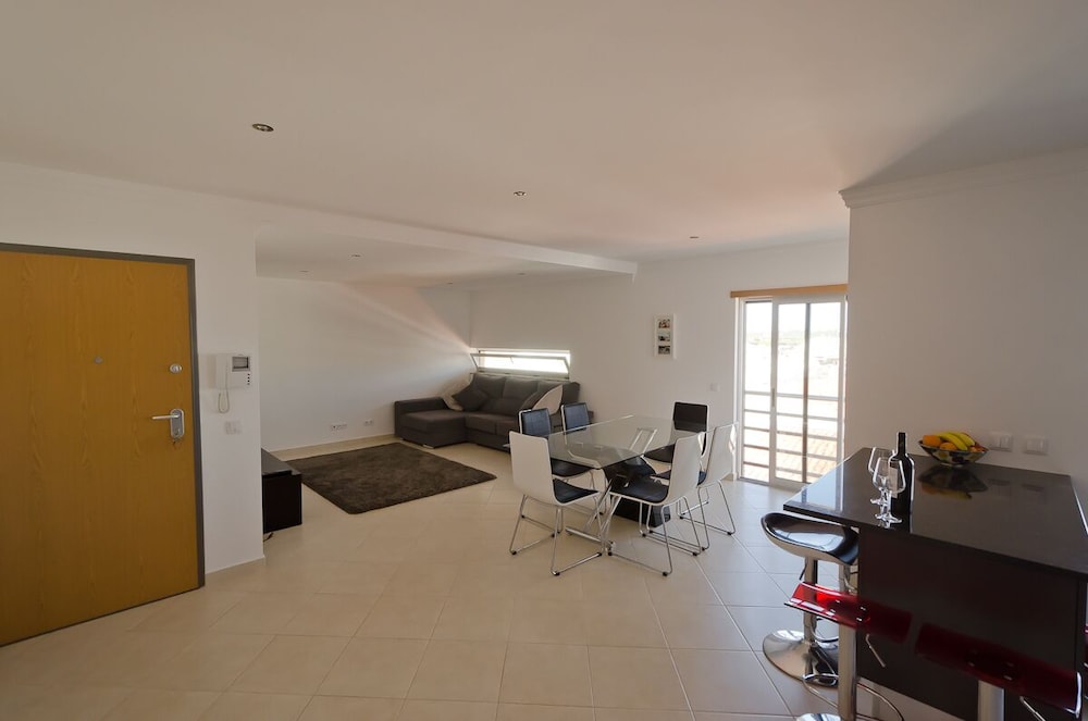 Modern 2 Bed Apartment 5km Carvoeiro — 4-Star Luxury Hotel in Lagoa, Portugal