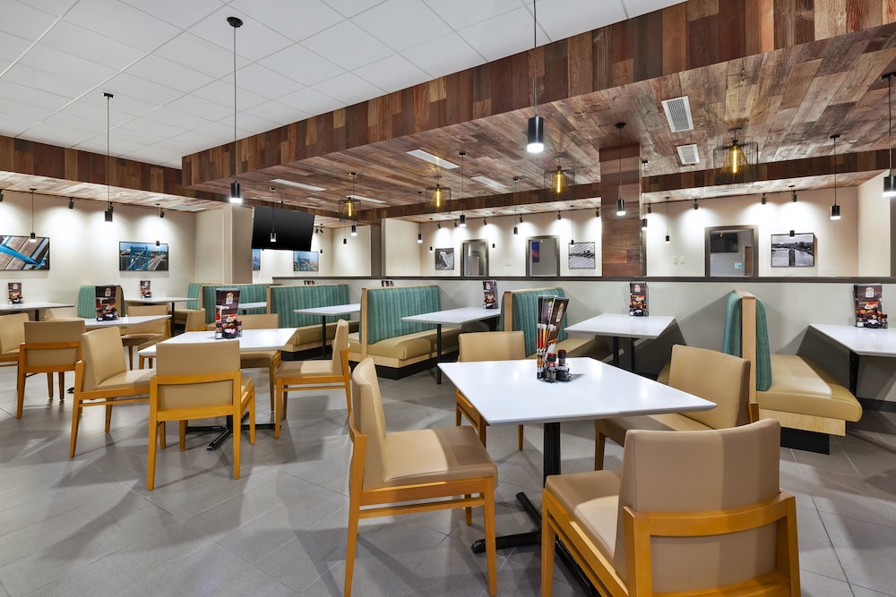 Holiday Inn & Suites Toledo Southwest Perrysburg by IHG - photo 31