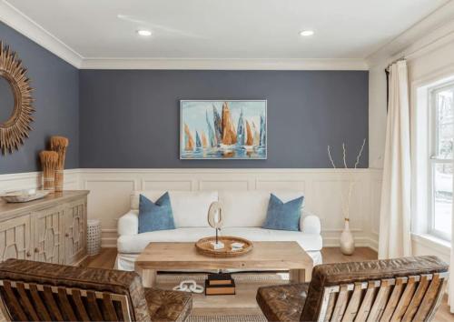 New Construction Modern Luxury Retreat w 6 Beds — 4-Star Luxury Hotel in Southampton, United States