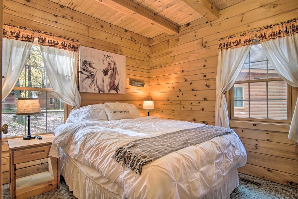 Rustic Rothbury Cabin with Resort Amenity Access - photo 10