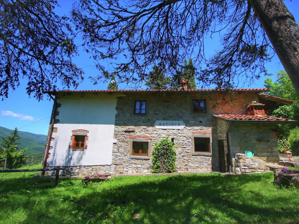 Tranquil Tuscan Retreat — 4-Star Luxury Hotel in Ortignano Raggiolo, Italy