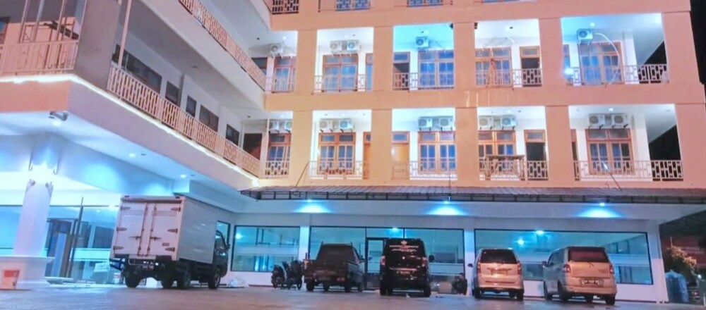 Solok Premier Hotel — Solok