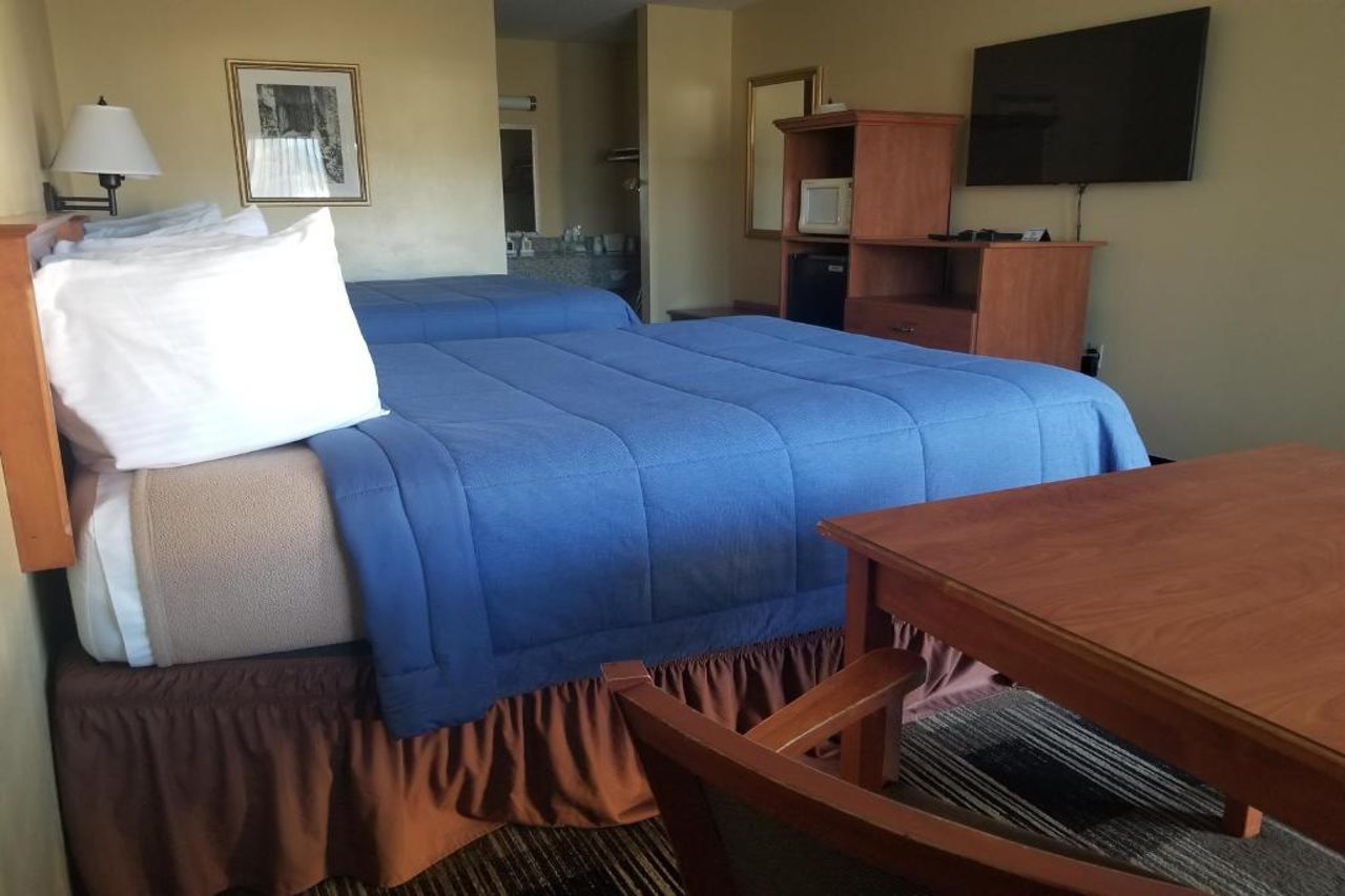 Oakridge Inn & Suites - photo 16