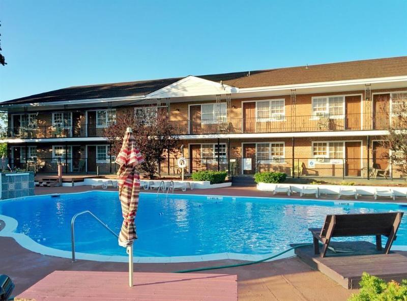 Budget Host East End Hotel in Riverhead - photo 22