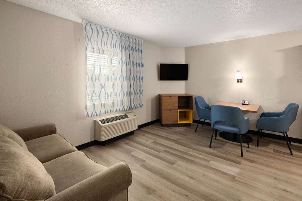 Days Inn & Suites by Wyndham Green Bay WI. - photo 32