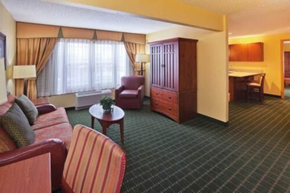 The Q Hotel & Suites - photo 13