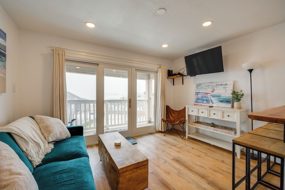 Steps to Beach: Corpus Christi Condo w Balcony — 4-Star Luxury Hotel in Corpus Christi, United States