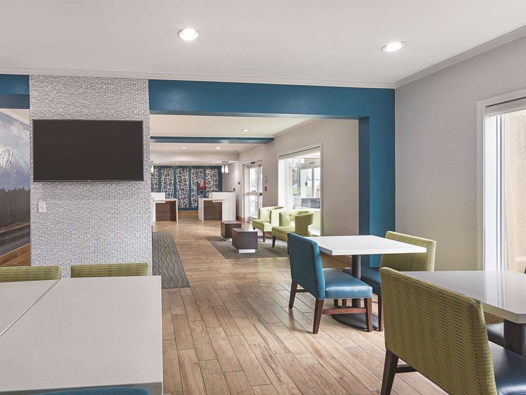 La Quinta Inn & Suites by Wyndham Central Point Medford - photo 44