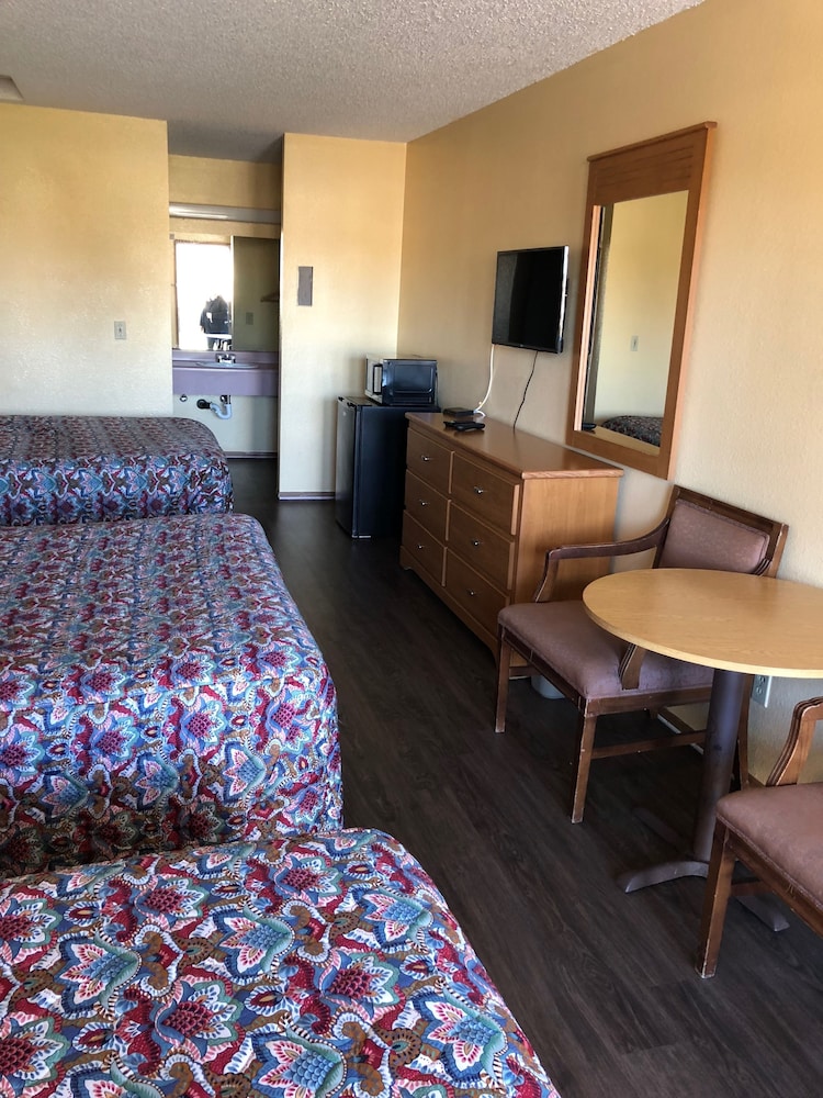 Sumner Motor Inn - photo 4