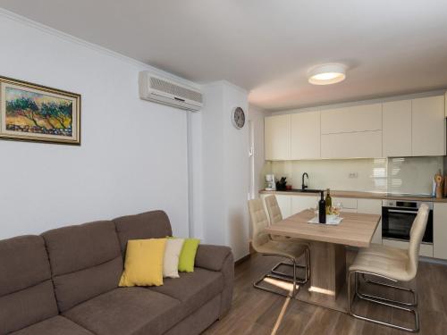 Apartment Gigi Two Bedroom Apartment with Terrace and Sea View