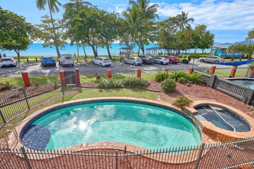 Casuarina Beach Front Escape — hotel in Holloways Beach