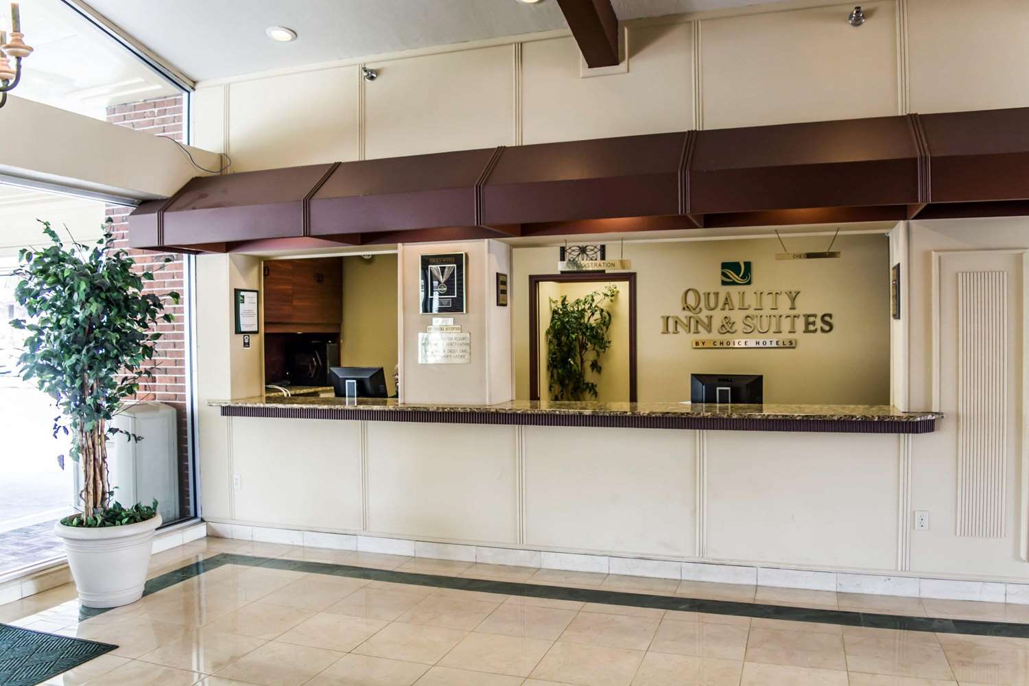 Quality Inn and Suites Golf Resort - photo 10