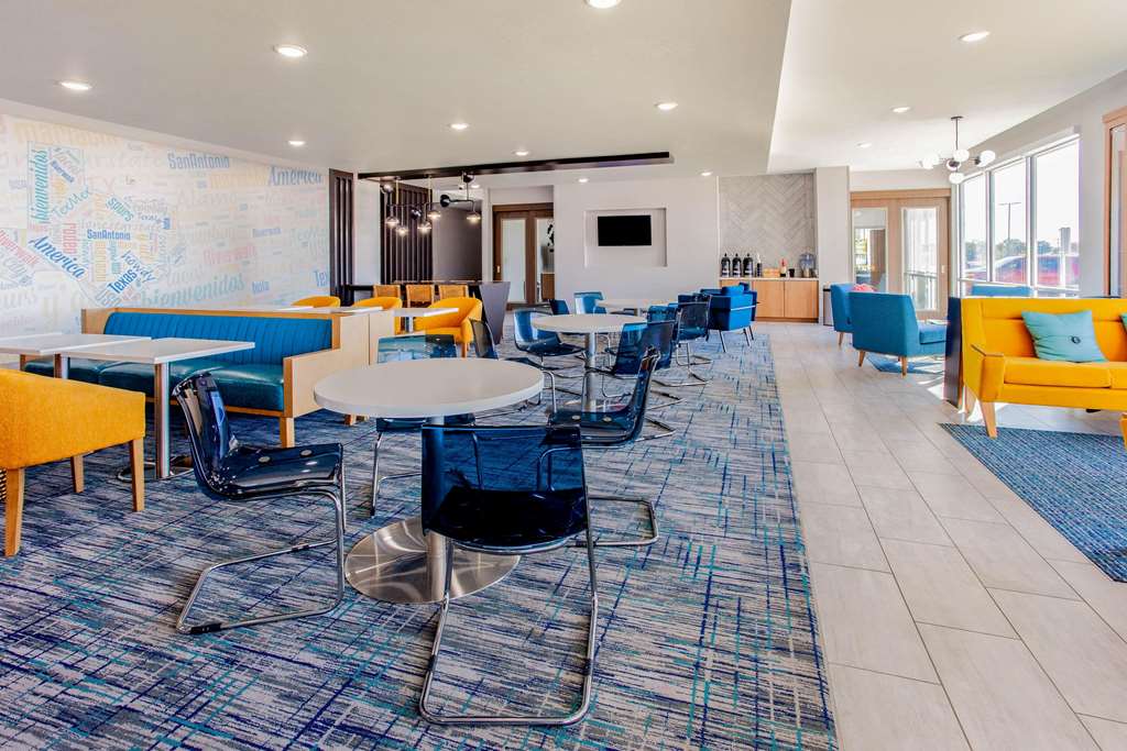 La Quinta Inn & Suites by Wyndham San Antonio Alamo City - photo 6