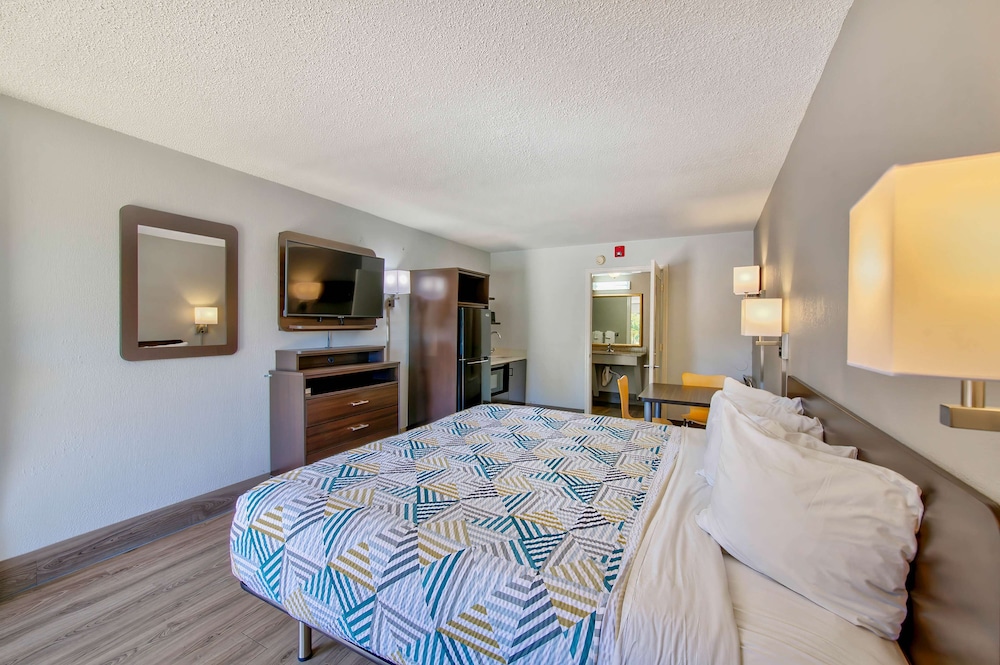 Studio 6 Birmingham AL Medical Center - photo 7