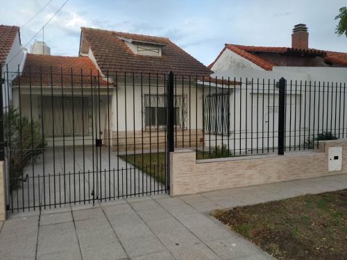 Chalet en Punta Mogotes Sólo Familias NO se aceptan grupos de jóvenes — 4-Star Luxury Hotel in Mar Del Plata, Argentina