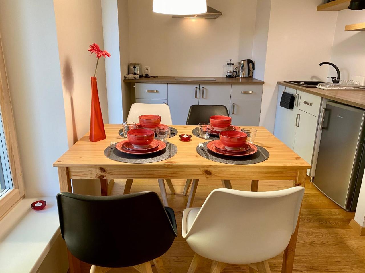 Charming City Centre Apartment with Free Parking And Spacious Balcony