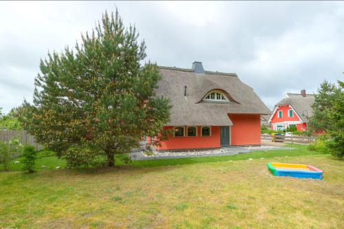 Stubbenfelde Reetdachhaus Seeblick — 4-Star Luxury Hotel in Loddin, Germany