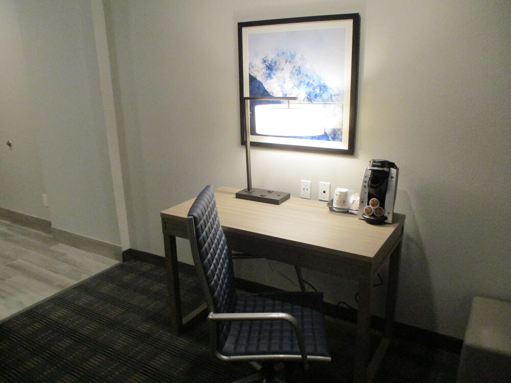 Merica Inn & Suites - photo 13