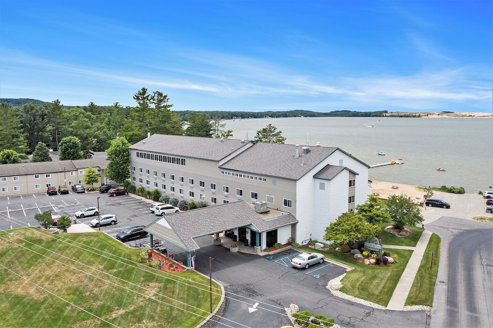 Dunes Waterfront Resort — hotel in Hart