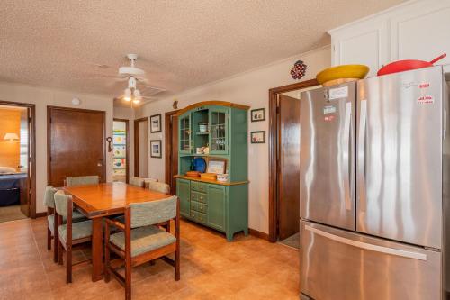 Beach Barracks by Oak Island Accommodations - photo 27