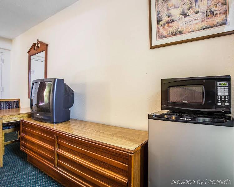 Claremont Inn & Suites - photo 10