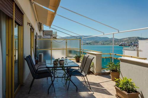 Cozy seaside penthouse with sea & mountain view. — 4-Star Luxury Hotel in Volos, Greece