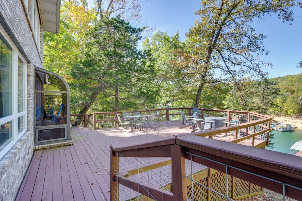 Waterfront Beaver Lake Apt w Deck — 4-Star Luxury Hotel in Eureka Springs, United States